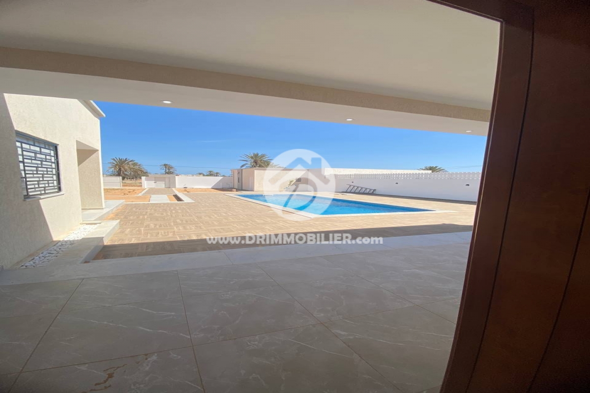 L374 -                            بيع
                           Villa avec piscine Djerba