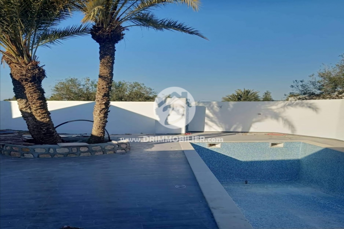 V378 -                            Vente
                           Villa avec piscine Djerba