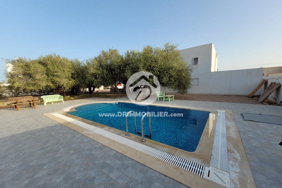 V511 -                            Vente
                           Villa avec piscine Djerba