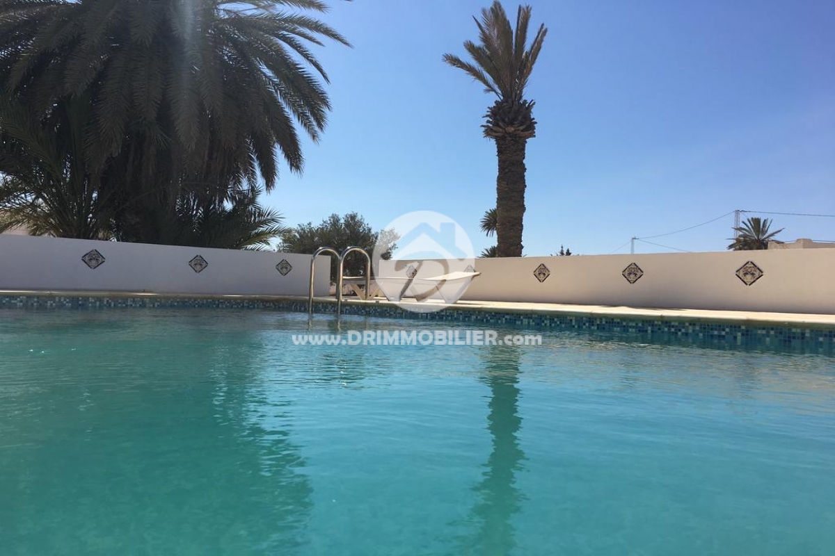 L154 -                            بيع
                           Villa avec piscine Djerba