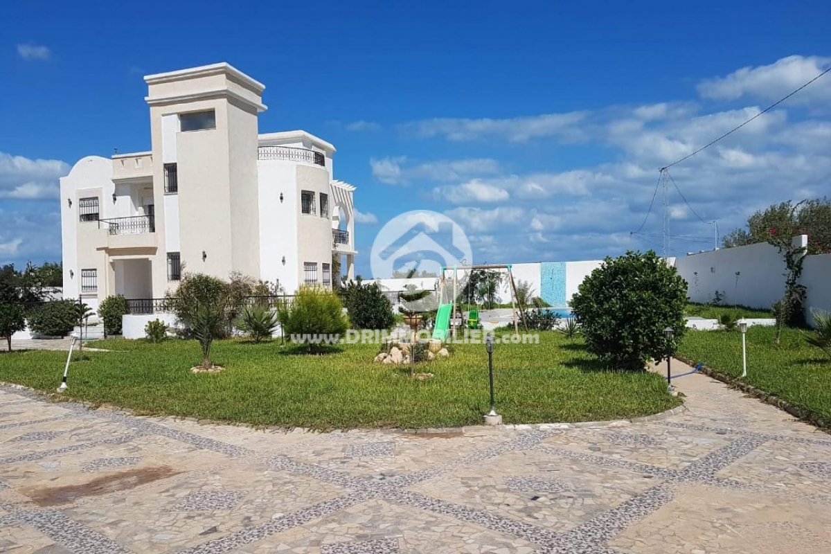 V522 -                            Vente
                           Villa avec piscine Djerba